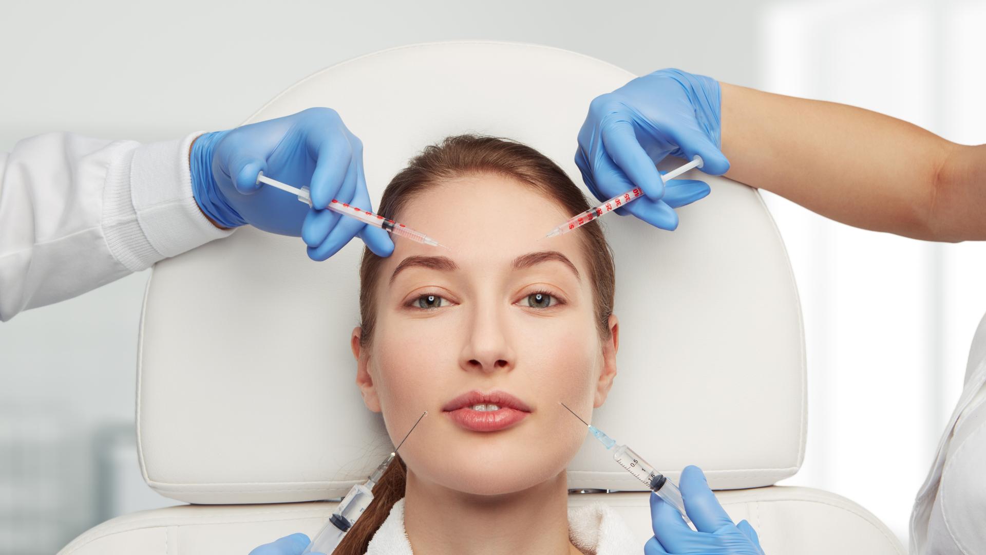 chica tumbada tratamiento facial