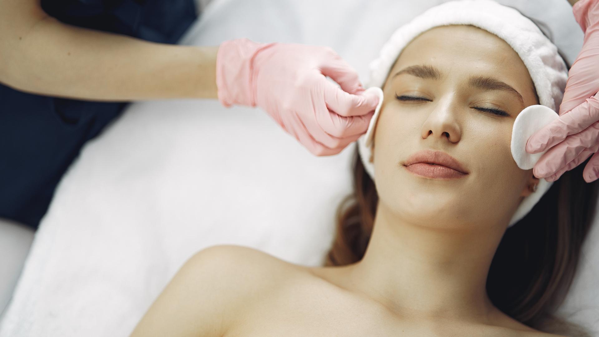 chica tumbada tratamiento facial
