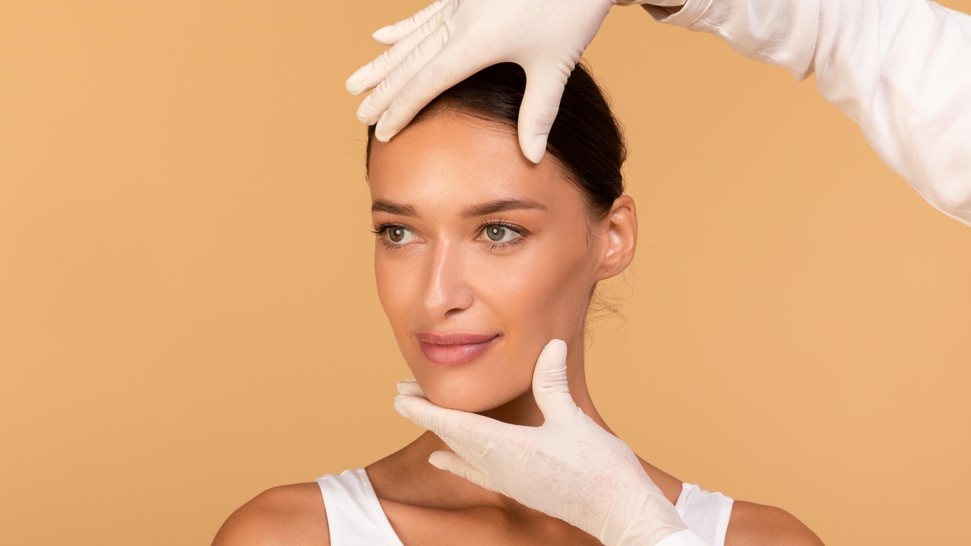 chica tumbada tratamiento facial