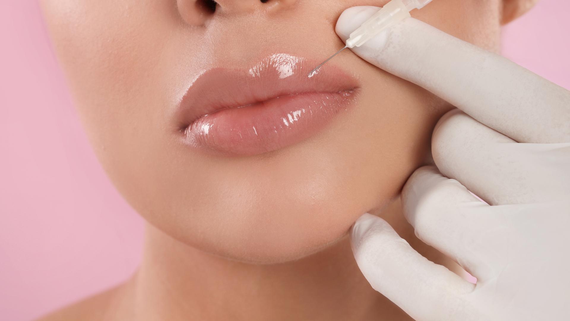 chica tumbada tratamiento labios
