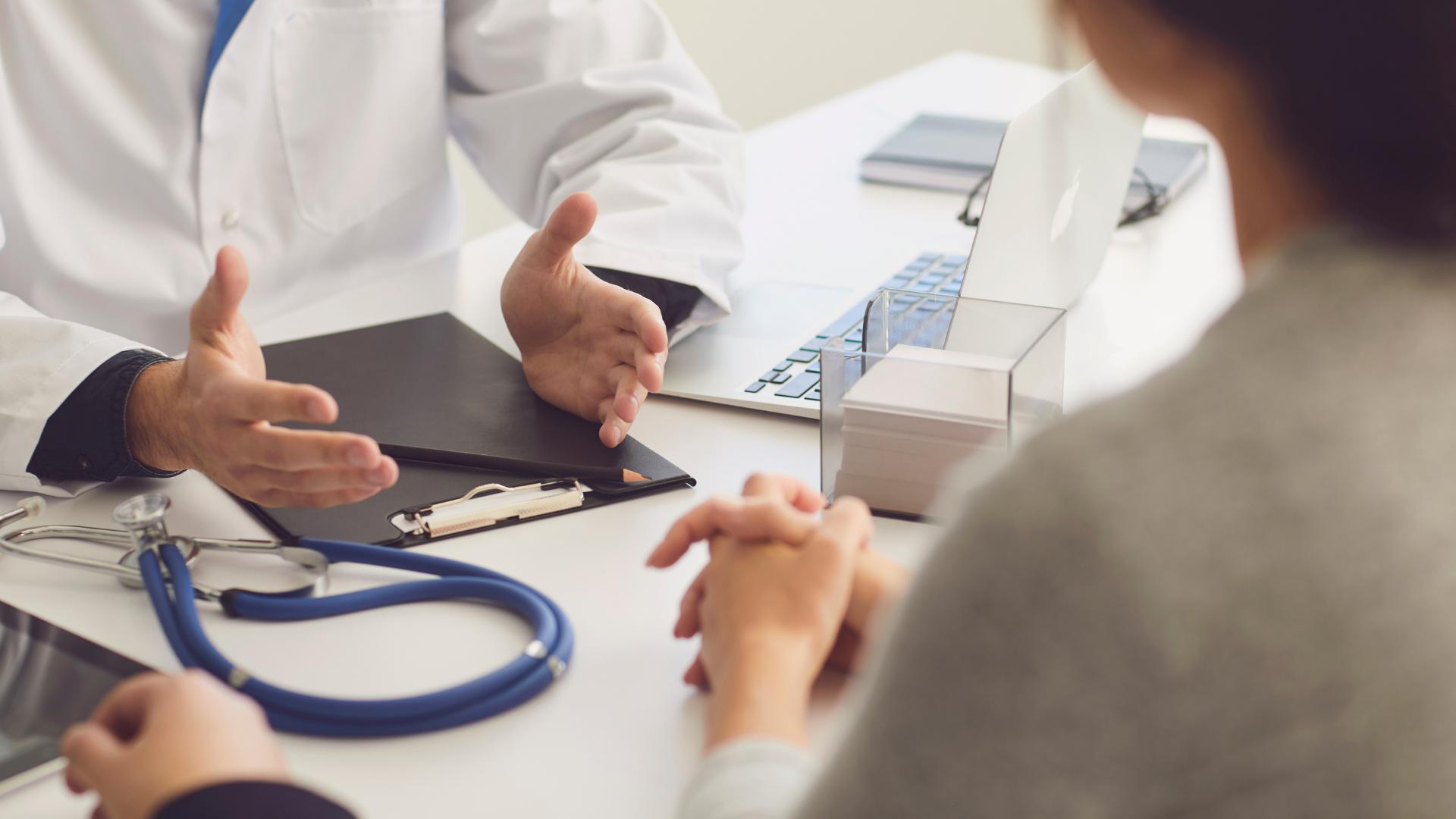 Doctor explicando Primera consulta inicial