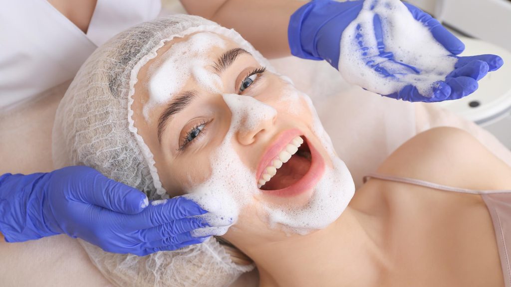 chica tumbada tratamiento facial