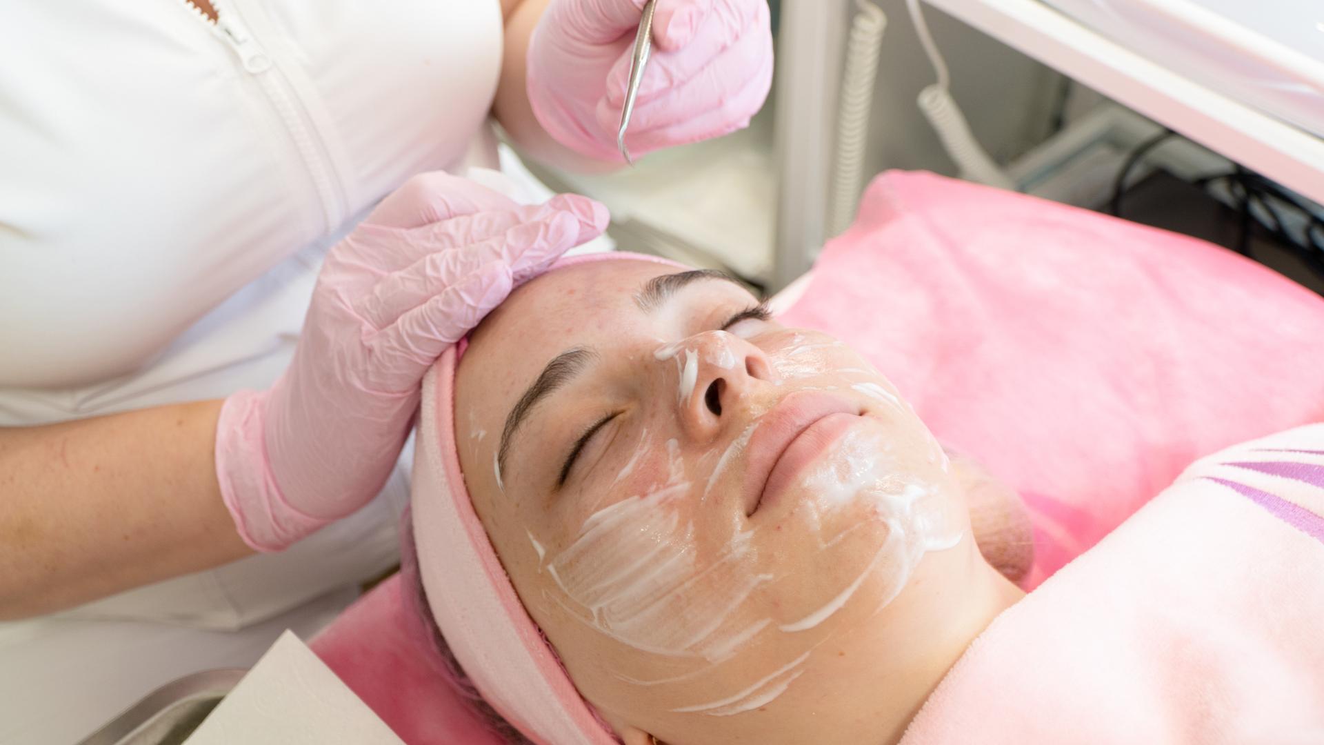 chica tumbada tratamiento facial